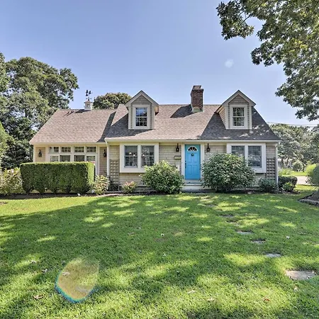 Cape Cod Cottage With Furnished Deck Walk To Beach!